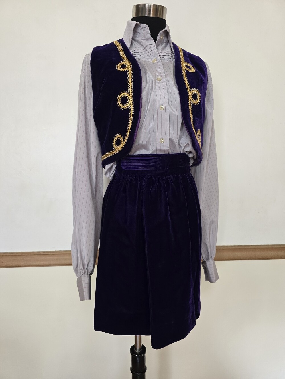 70s Vintage Boho Velvet Bolero and Mini Skirt Set - Picture 4 of 16